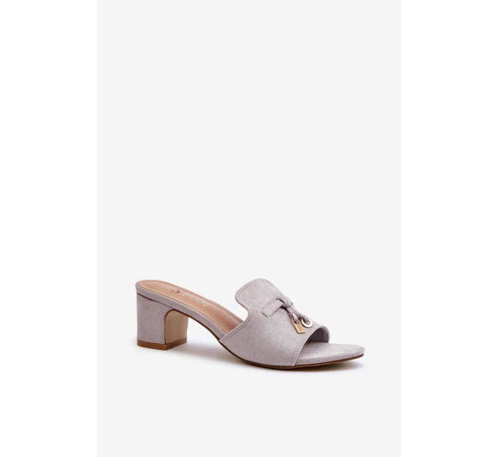 Dámské šedé sandály z semiše na podpatku model 21666896 - Boto Dámské šedé sandály z semiše na podpatku model 21666896 - Boto