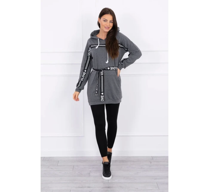 Šaty zdobené páskou grafitové barvy