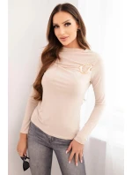 Dámská blůza s ozdobnou sponou model 21468708 z viskózy béžová - K-Fashion Dámská blůza s ozdobnou sponou model 21468708 z viskózy béžová - K-Fashion