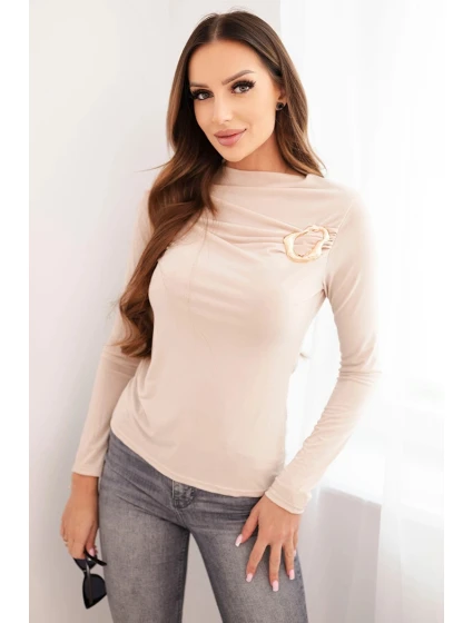 Dámská blůza s ozdobnou sponou model 21468708 z viskózy béžová - K-Fashion