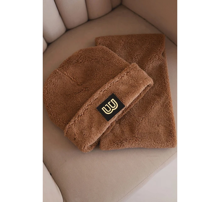 Dámská model 21495017 souprava čepice a nákrčník s ozdobnou nášivkou camelový - K-Fashion