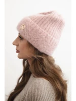Dámská zimní čepice z huňaté pleteniny a s model 21441818 knoflíkem pudrově růžová - K-Fashion