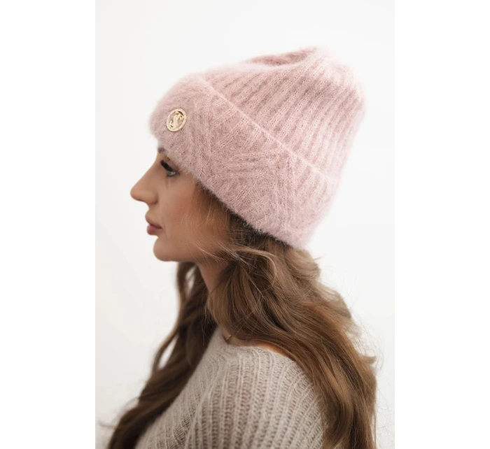 Dámská zimní čepice z huňaté pleteniny a s model 21441818 knoflíkem pudrově růžová - K-Fashion
