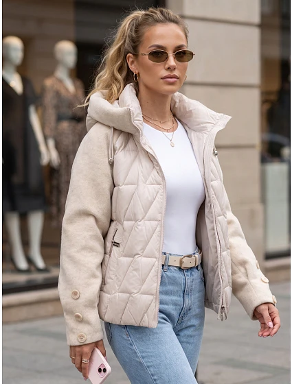 Kurtka damska zimowa pikowana z kapturem beżowa model 22350687 - FashionStreet Kurtka damska zimowa pikowana z kapturem beżowa model 22350687 - FashionStreet