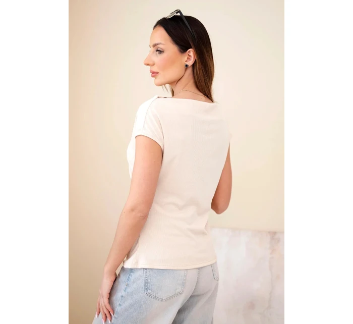 Dámská žebrovaná halenka z viskózy s model 22030156 výstřihem a nařasením béžová - K-Fashion