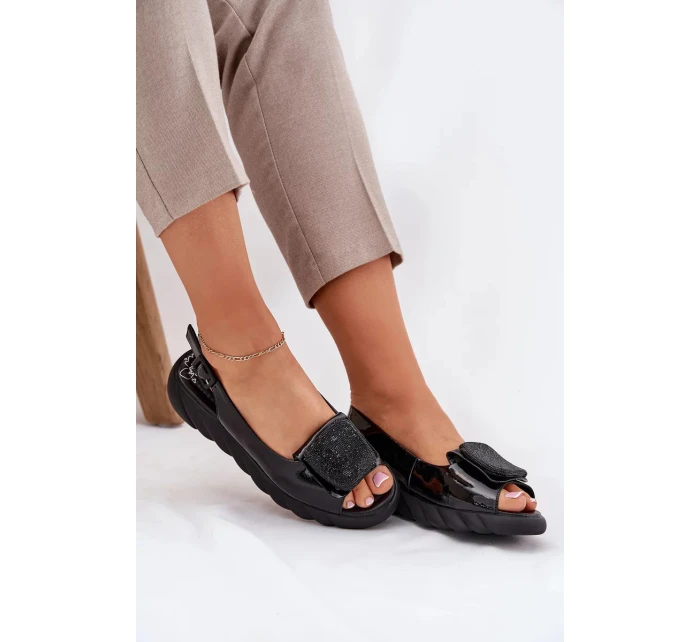 Dámské lakované kožené sandály na klínku s ozdobou - černé Artiker Dámské lakované kožené sandály na klínku s ozdobou - černé Artiker
