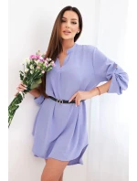 Šaty s delším zadním dílem a páskem světle fialová
