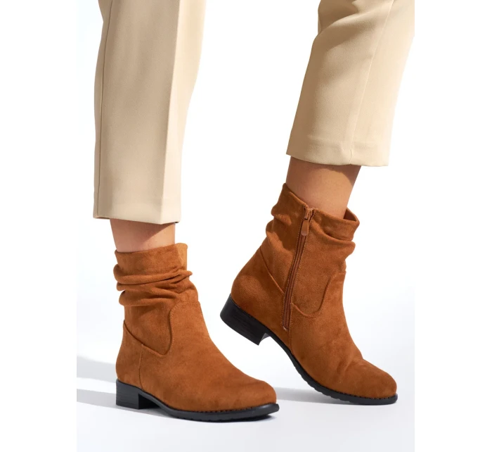 Originální dámské hnědé kotníčkové boty na plochém podpatku Originální dámské hnědé kotníčkové boty na plochém podpatku