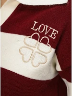 Sweter damski z kołnierzykiem i haftem LOVE bordowy FashionStreet MY2658