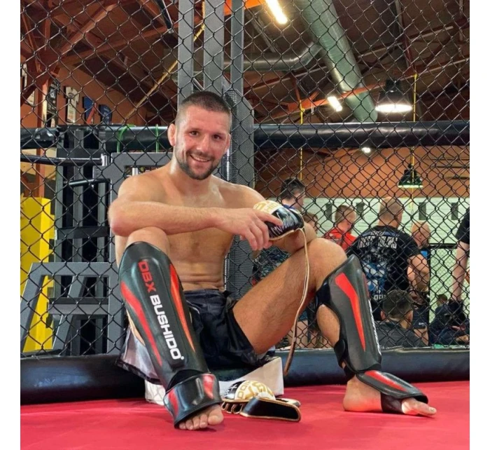 Chrániče holenních kostí M - Phantom Red Chrániče holenních kostí M - Phantom Red