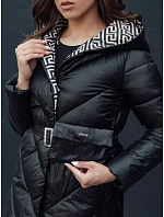 Dámský prošívaný kabát s kapucí model 22373472 černý - FashionStreet Dámský prošívaný kabát s kapucí model 22373472 černý - FashionStreet