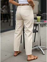 Dámské džíny s páskem mom fit model 22206991 béžové - FashionStreet Dámské džíny s páskem mom fit model 22206991 béžové - FashionStreet