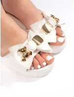 Luxusní bílé dámské  sandály na klínku