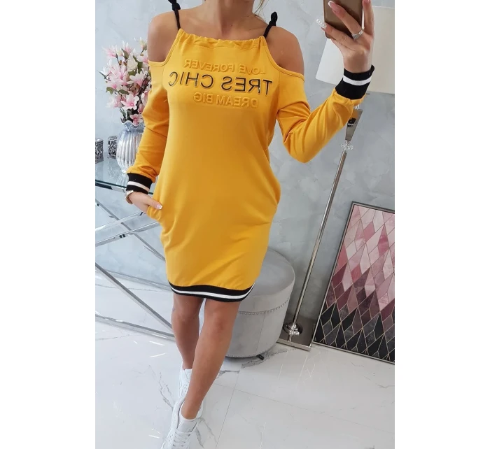 Šaty Tres Chic v hořčicové barvě Šaty Tres Chic v hořčicové barvě