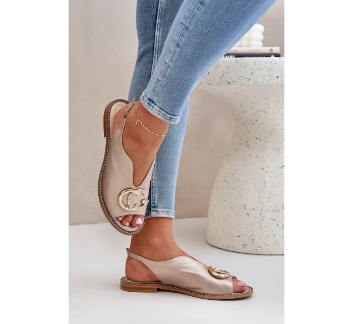 Kožené sandály na plochém podpatku s ozdobou model 21683142 Zlaté - Laura Messi