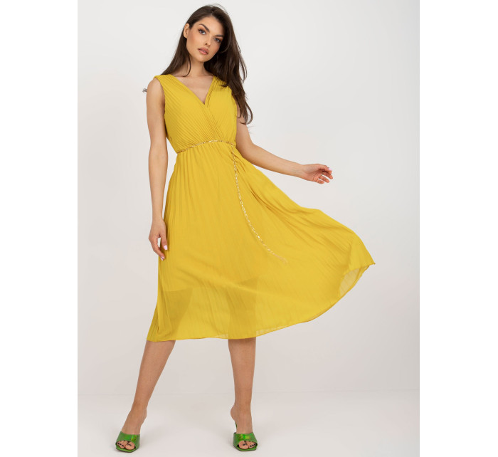 Tmavě žluté rozevláté šaty s řasením