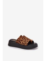 Dámské sandály na platformě a nízkém klínku s ozdobným detailem imitace leopardí kůže hnědé Saqesse