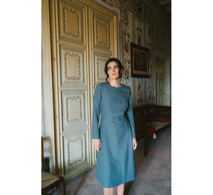 model 21319075 Šaty s mašlemi šedé - STYLOVE