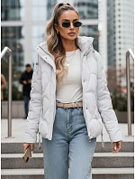Dámská zimní bunda krátká prošívaná s kapucí bílá Dstreet model 21991132 - FashionStreet Dámská zimní bunda krátká prošívaná s kapucí bílá Dstreet model 21991132 - FashionStreet