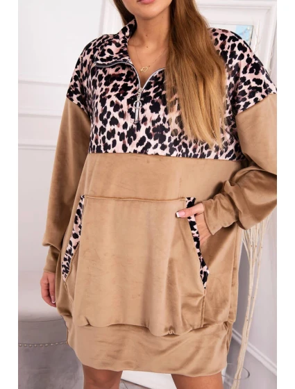 Velurové šaty s velbloudím leopardím potiskem Velurové šaty s velbloudím leopardím potiskem