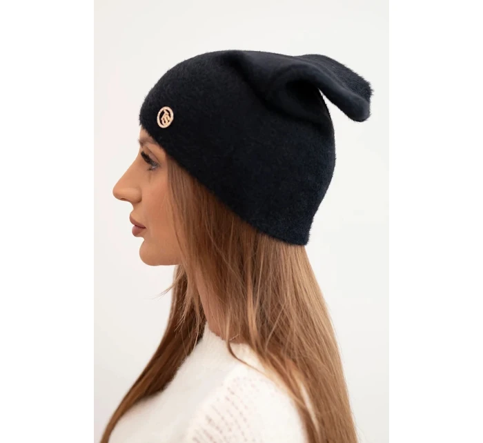 Dámská klasická čepice z měkké pleteniny s černá model 21480743 - K-Fashion Dámská klasická čepice z měkké pleteniny s černá model 21480743 - K-Fashion