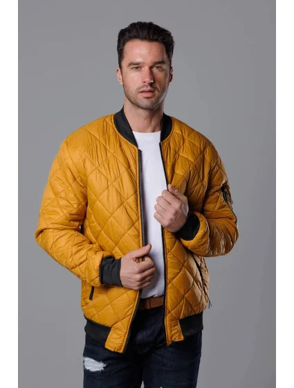 Tmavě žlutá prošívaná pánská bunda typu "bomber" model 18344839 - J.STYLE Tmavě žlutá prošívaná pánská bunda typu "bomber" model 18344839 - J.STYLE
