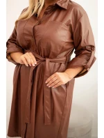 Dámské šaty z model 21397688 Plus Size s páskem a límečkem hnědá - K-Fashion