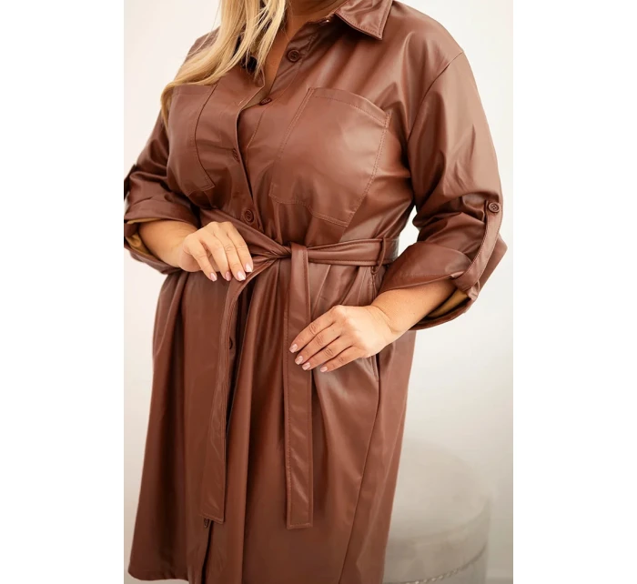 Dámské šaty z model 21397688 Plus Size s páskem a límečkem hnědá - K-Fashion