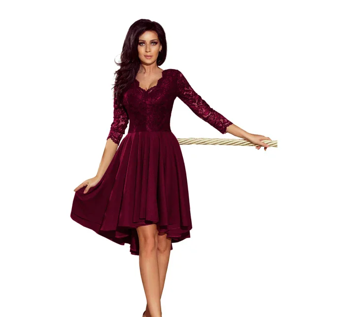 NICOLLE - Dámské šaty ve švestkové barvě s delším zadním dílem a krajkovým výstřihem 210-13