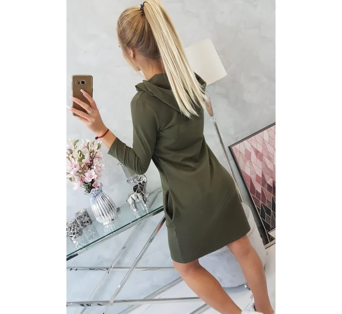 Šaty s kapucí a khaki kapsami