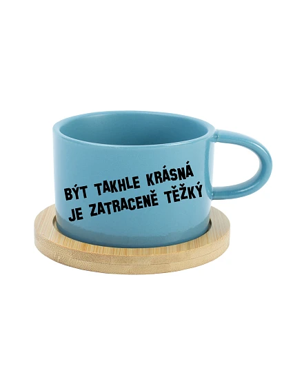 BÝT TAKHLE KRÁSNÁ JE ZATRACENÉ TEŽKÝ - modrý hrníček makronka 200 ml BÝT TAKHLE KRÁSNÁ JE ZATRACENÉ TEŽKÝ - modrý hrníček makronka 200 ml
