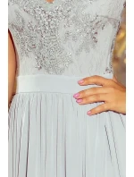 Dlouhé dámské šaty ve stříbrné barvě bez rukávů a s vyšívaným výstřihem model 6405966 - numoco