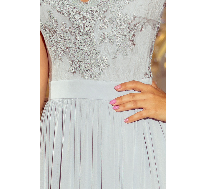 Dlouhé dámské šaty ve stříbrné barvě bez rukávů a s vyšívaným výstřihem model 6405966