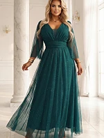 654-1 Dlouhé lesklé plus size šaty s výstřihem a průhlednými rukávy - lahvově zelené