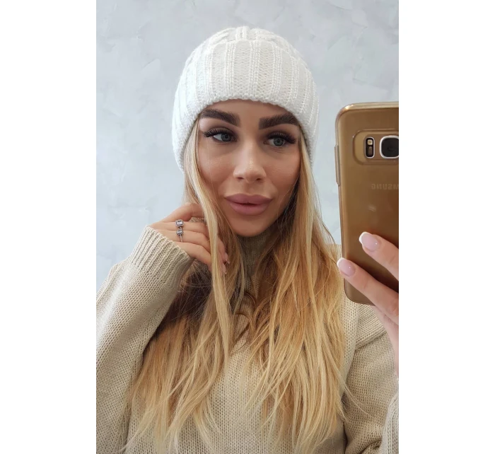 Ariana ecru čepice s lemem model 18751461 - K-Fashion Ariana ecru čepice s lemem model 18751461 - K-Fashion