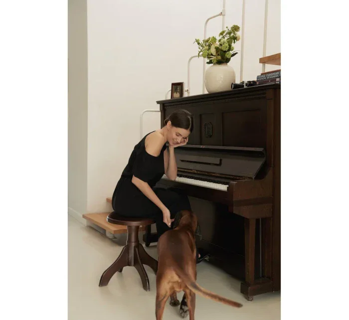 model 18407297 Maxi šaty s elastickým pasem černé - BeWear model 18407297 Maxi šaty s elastickým pasem černé - BeWear