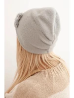 Dámská čepice s ozdobnými model 21470141 květy elegantní světlá šedá - K-Fashion