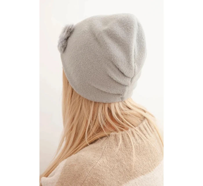 Dámská čepice s ozdobnými model 21470141 květy elegantní světlá šedá - K-Fashion