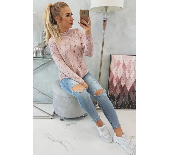 Svetr s polovičním rolákem a kosočtvercovým vzorem pudrově růžový