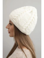 Dámská zimní čepice z vlny s copánkovým vzorem K452 ecru Dámská zimní čepice z vlny s copánkovým vzorem K452 ecru