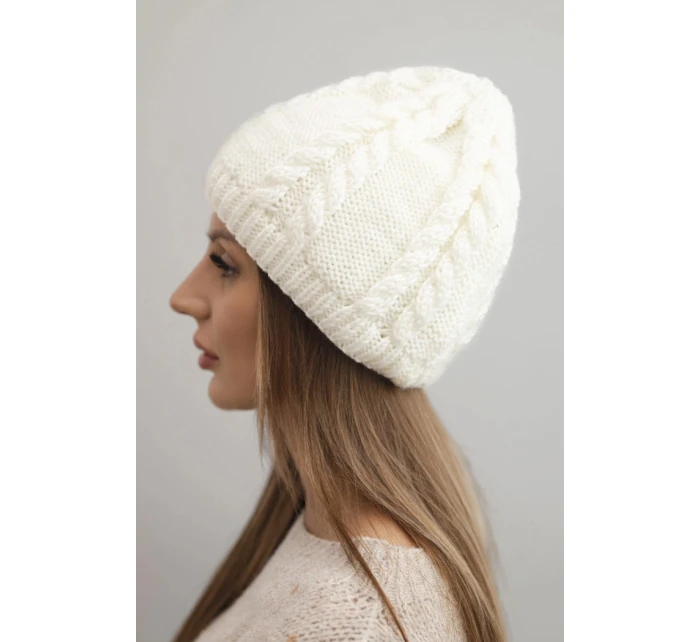 Dámská zimní čepice z vlny s copánkovým vzorem K452 ecru Dámská zimní čepice z vlny s copánkovým vzorem K452 ecru