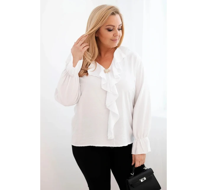 Dámská viskózová blůza Plus Size s volánem a ozdobnou broží bílá