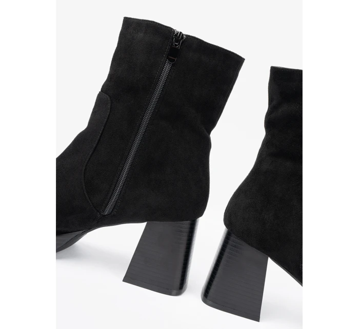 Komfortní dámské kotníčkové boty černé na širokém podpatku Komfortní dámské kotníčkové boty černé na širokém podpatku