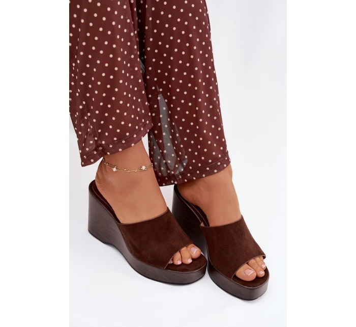 pantofle na platformě čokoládové model 21919265 - Boto