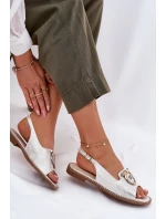 Elegantní sandály s ozdobou na plochém podpatku model 21698192 stříbrné - S.Barski Elegantní sandály s ozdobou na plochém podpatku model 21698192 stříbrné - S.Barski