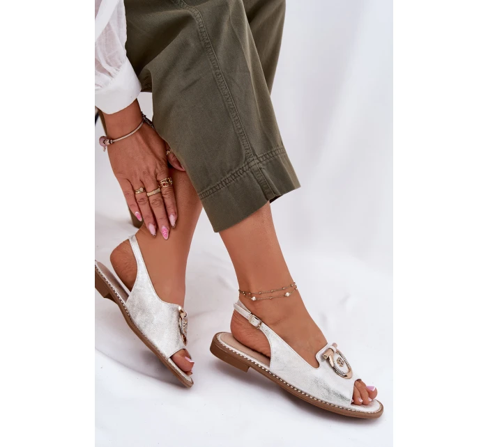 Elegantní sandály s ozdobou na plochém podpatku model 21698192 stříbrné - S.Barski Elegantní sandály s ozdobou na plochém podpatku model 21698192 stříbrné - S.Barski