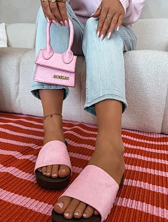 Ženské pantofle s zlatými sponami Růžové model 21937768 - Boto