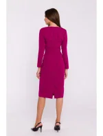 model 20503098 Tužkové šaty s asymetrickým výstřihem švestka - STYLOVE model 20503098 Tužkové šaty s asymetrickým výstřihem švestka - STYLOVE