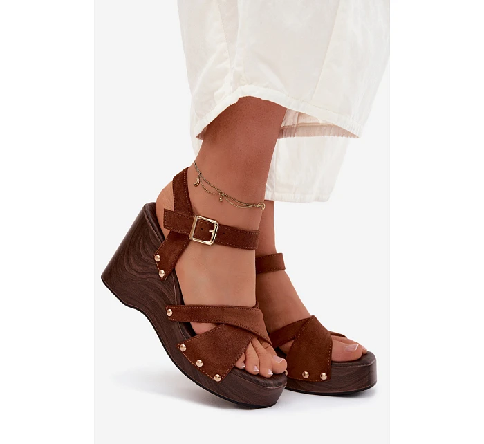 Dámské sandály na platformě se zlatými přezkami Camel model 22122848 - Boto