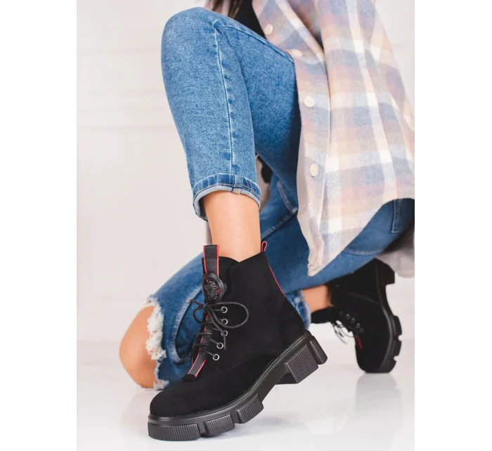 Praktické kotníčkové boty dámské černé na plochém podpatku Praktické kotníčkové boty dámské černé na plochém podpatku